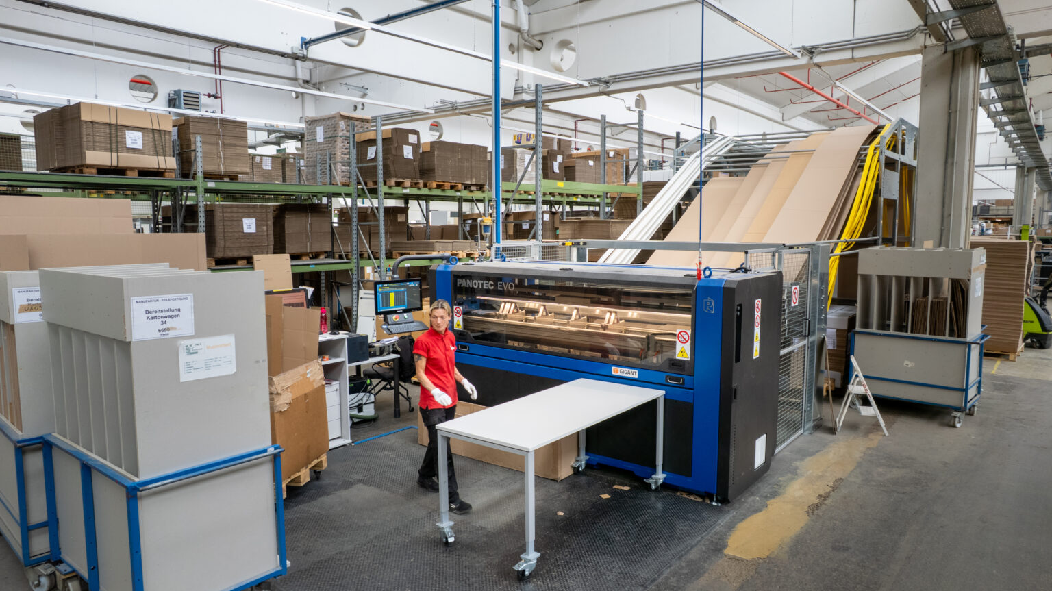 Kartonzuschnittsmaschine bei Bene